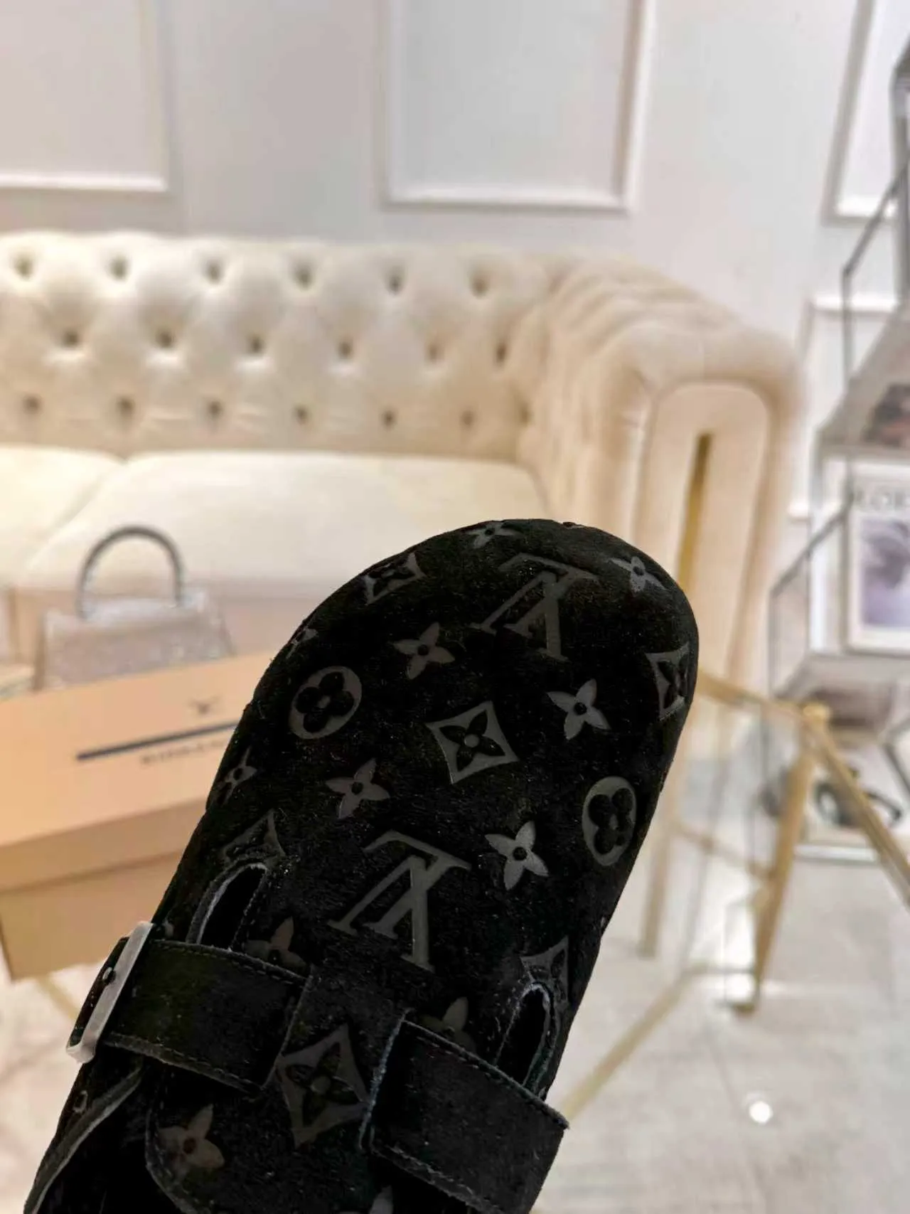 p600 ✨ LV wool slippers for couples｜Even the toes exude a sense of luxury ✨ We have achieved the ultimate restoration of the "high version" of this pair of LV classic Birkenstock slippers, with the mark of luxury in every detail. 👫 ▫️ Original jacquard with delicate cowhide leather, retro texture is at your fingertips; ▫️ 100% pure wool lining, wearing barefoot is like stepping on clouds, skin-friendly, breathable and not sweaty; ▫️ Three-dimensional toe cap + non-slip rubber sole, safe and secure when walking in the wind.  The belt buckle and presbyopia elements are embellished, revealing the aura of a big-name brand in a low-key manner. Whether it is on a date or out on the street, every step is like walking in the middle of a show.  Pair it with jeans for a lazy and casual look; with a coat and skirt, it will look elegant. With one pair of shoes, you can easily switch between multiple styles, and you never have to be deliberate about the sense of luxury.  #LVcouples #high-endwear #lightluxurylife #quality recommendation Fabric: classic presbyopia/imported sheepskin/classic jacquard fabric Lining: imported wool lining Sole: original rubber sole Size: Female 35-41 Male 38-46
